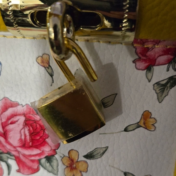 Womens Bag, Purse Lock N Key White, With Yellow Handle and  Floral Pattern, - Picture 7 of 11